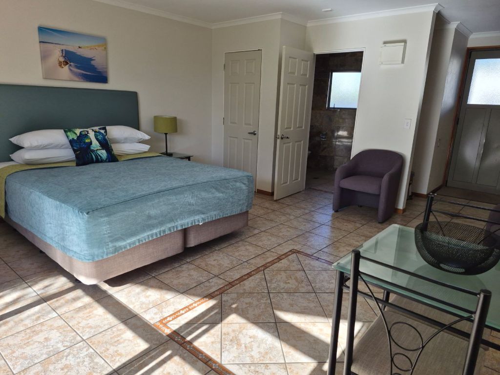Breakers Motel's Deluxe One-Bedroom Suite